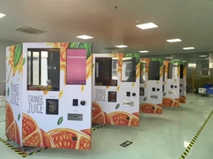 स्वचालित ताजा निचोड़ा हुआ नारंगी का रस वेंडिंग मशीन लोडिंग